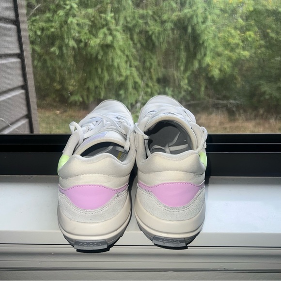 Women's size 9.5 Adidas RetroRun Athletic Running Shoes FY6494 Chalk White - Picture 5 of 7